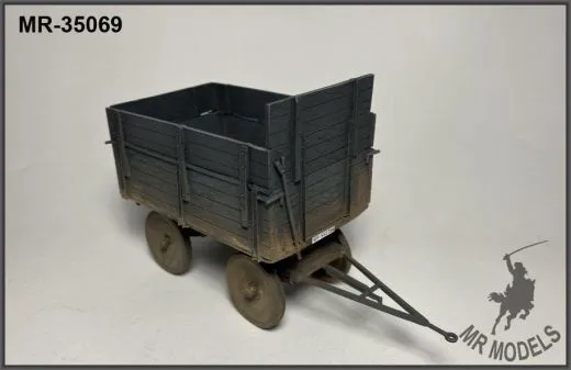 Detailgetreuer Sonderanhänger Ost mit 1,5 Tonnen Nutzlast, passend für das Raupenschlepper Ost (RSO) Modell. Hochwertige Nachbildung für militärhistorische Dioramen, Modellbauprojekte oder Sammlungen. Ausführung in authentischem Maßstab mit feinen Details