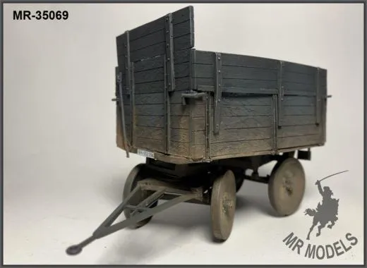 Sonderanhänger Ost 1,5 t für RSO (MR-35069) Detailgetreues Modellbauteil im Maßstab 1:35 Der Sonderanhänger Ost mit 1,5 Tonnen Nutzlast wurde speziell für den Einsatz mit dem Raupenschlepper Ost (RSO) konzipiert – und ist nun als hochwertiges Modell für