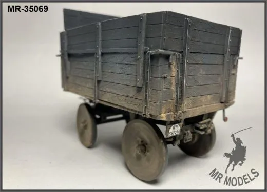 Sonderanhänger Ost 1,5 t für RSO (MR-35069) Detailgetreues Modellbauteil im Maßstab 1:35 Der Sonderanhänger Ost mit 1,5 Tonnen Nutzlast wurde speziell für den Einsatz mit dem Raupenschlepper Ost (RSO) konzipiert – und ist nun als hochwertiges Modell für
