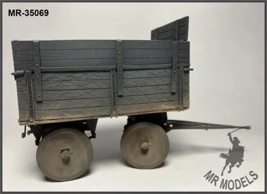 Sonderanhänger Ost 1,5 t für RSO (MR-35069) Detailgetreues Modellbauteil im Maßstab 1:35 Der Sonderanhänger Ost mit 1,5 Tonnen Nutzlast wurde speziell für den Einsatz mit dem Raupenschlepper Ost (RSO) konzipiert – und ist nun als hochwertiges Modell für