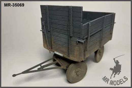 Sonderanhänger Ost 1,5 t für RSO (MR-35069) Detailgetreues Modellbauteil im Maßstab 1:35 Der Sonderanhänger Ost mit 1,5 Tonnen Nutzlast wurde speziell für den Einsatz mit dem Raupenschlepper Ost (RSO) konzipiert – und ist nun als hochwertiges Modell für