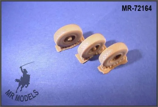 3-teiliges 3D-Druck-Set mit zwei Vorderrädern und einem Ersatzrad für das Sd.Kfz.8 DB 10 (frühe Produktion) im Maßstab 1:72. Passgenaues Zubehör für Trumpeter-Bausätze – ideal zur Verfeinerung historischer Modelle.