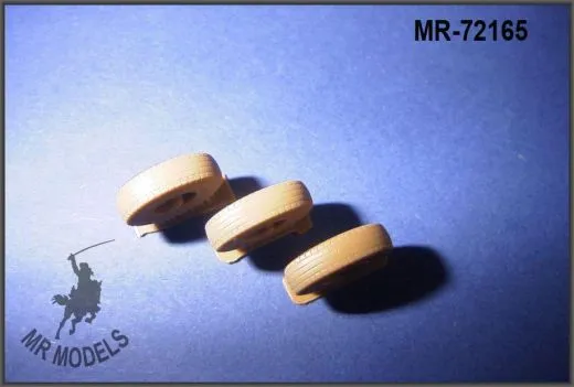 Präzises 3D-Druck-Set mit Vorderrädern und Ersatzrad für das Sd.Kfz.8 DB 10 (späte Ausführung) im Maßstab 1:72, passend für Trumpeter-Bausätze. Detailliertes Zubehör von MR Modellbau zur realistischen Aufwertung von Militärmodellen.